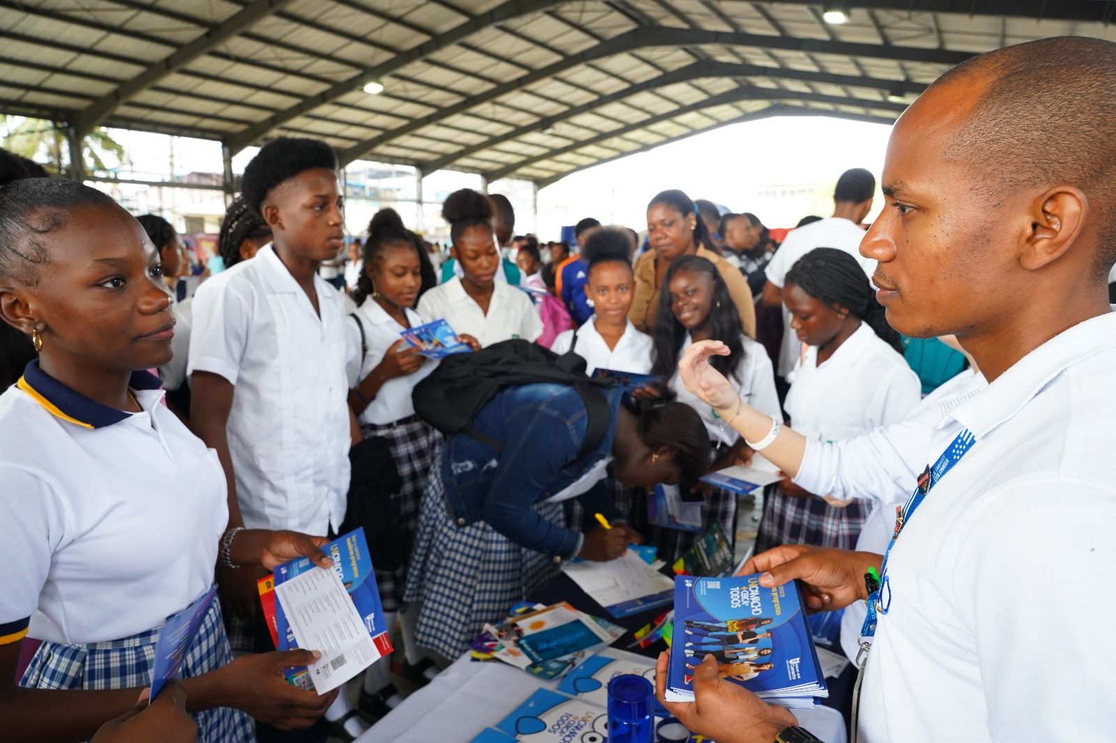 Estudiantes del Distrito participaron masivamente de la Feria Universitaria del ICETEX
