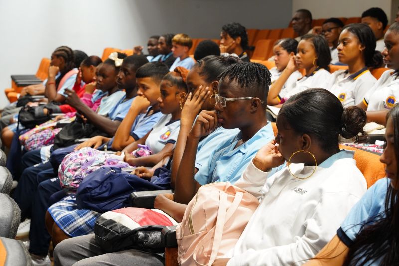 Estudiantes de planteles educativos oficiales y privados participan del PreICFES Pruebas Saber 11 con énfasis en matemáticas e inglés