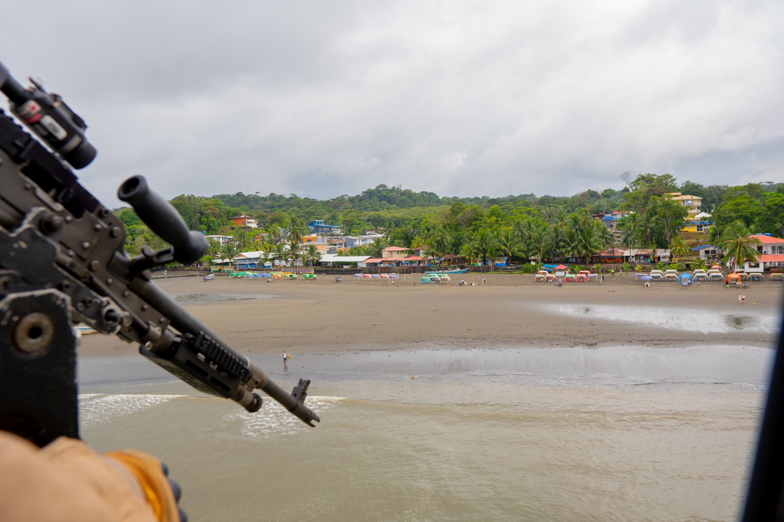 Con sobre vuelos en helicóptero se verifica seguridad de locales y visitantes en las playas