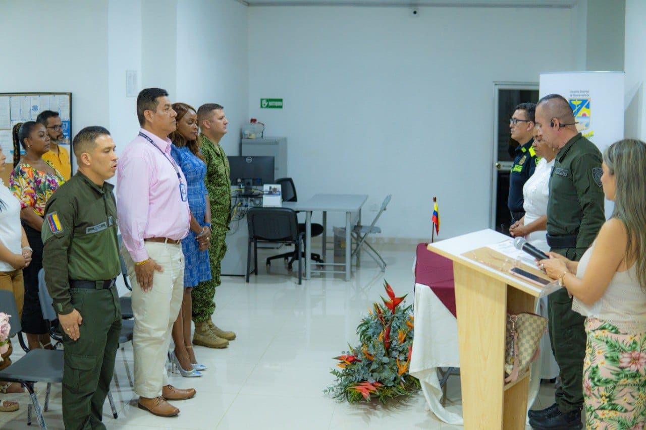 La Alcaldía de Buenaventura reconoce la labor del comandante saliente de la Policía, Coronel Oleskyenio Flórez