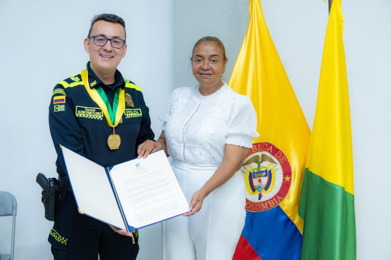 La Alcaldía de Buenaventura reconoce la labor del comandante saliente de la Policía, Coronel Oleskyenio Flórez