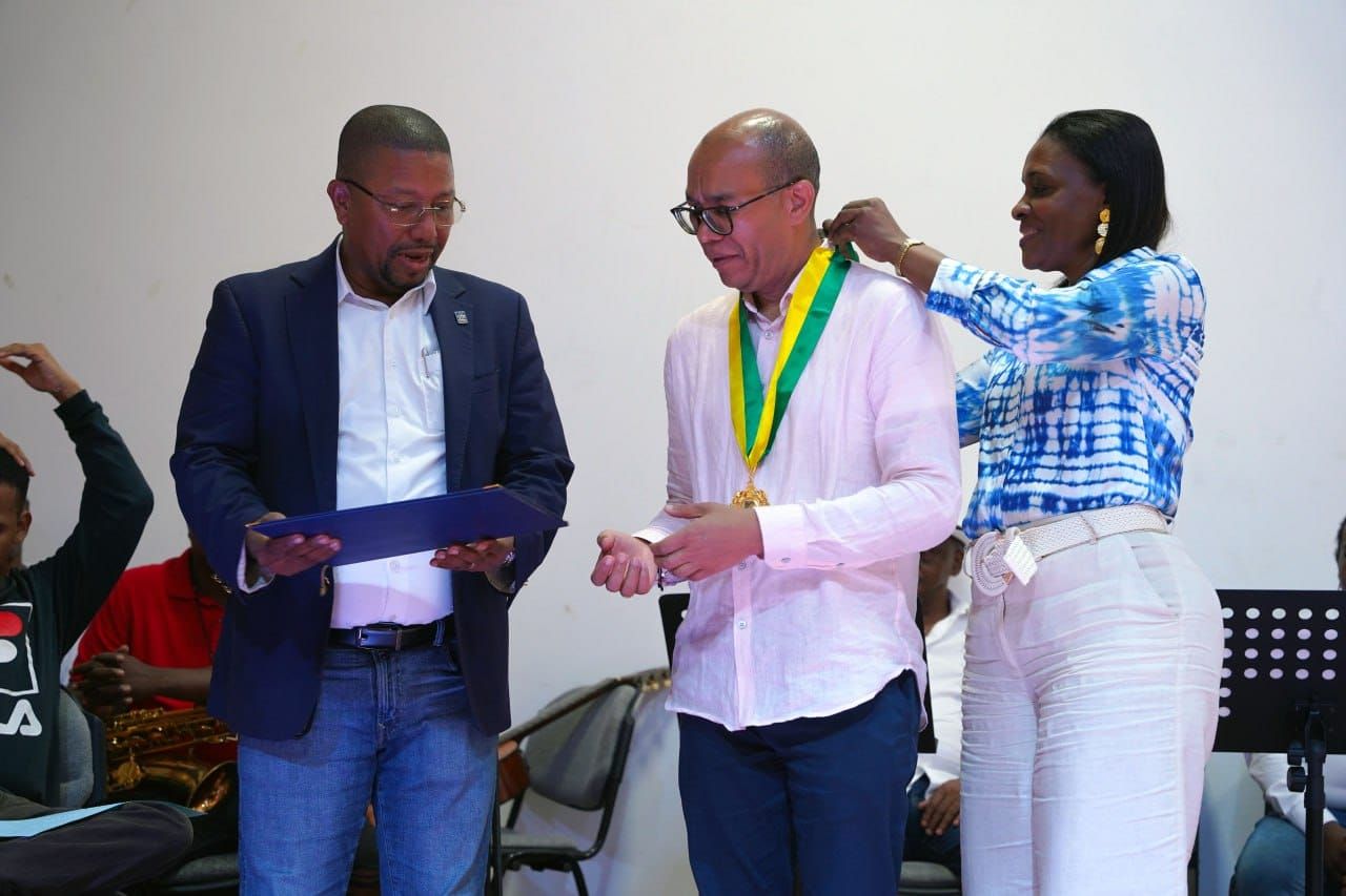 Gerson Chaverra Castro, presidente de la Corte Suprema de Justicia, recibió la máxima condecoración que entrega la Alcaldía de Buenaventura, la medalla Gerardo Valencia Cano