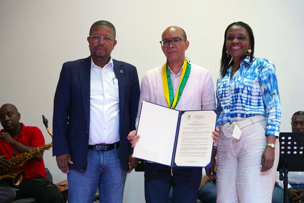 Gerson Chaverra Castro, presidente de la Corte Suprema de Justicia, recibió la máxima condecoración que entrega la Alcaldía de Buenaventura, la medalla Gerardo Valencia Cano