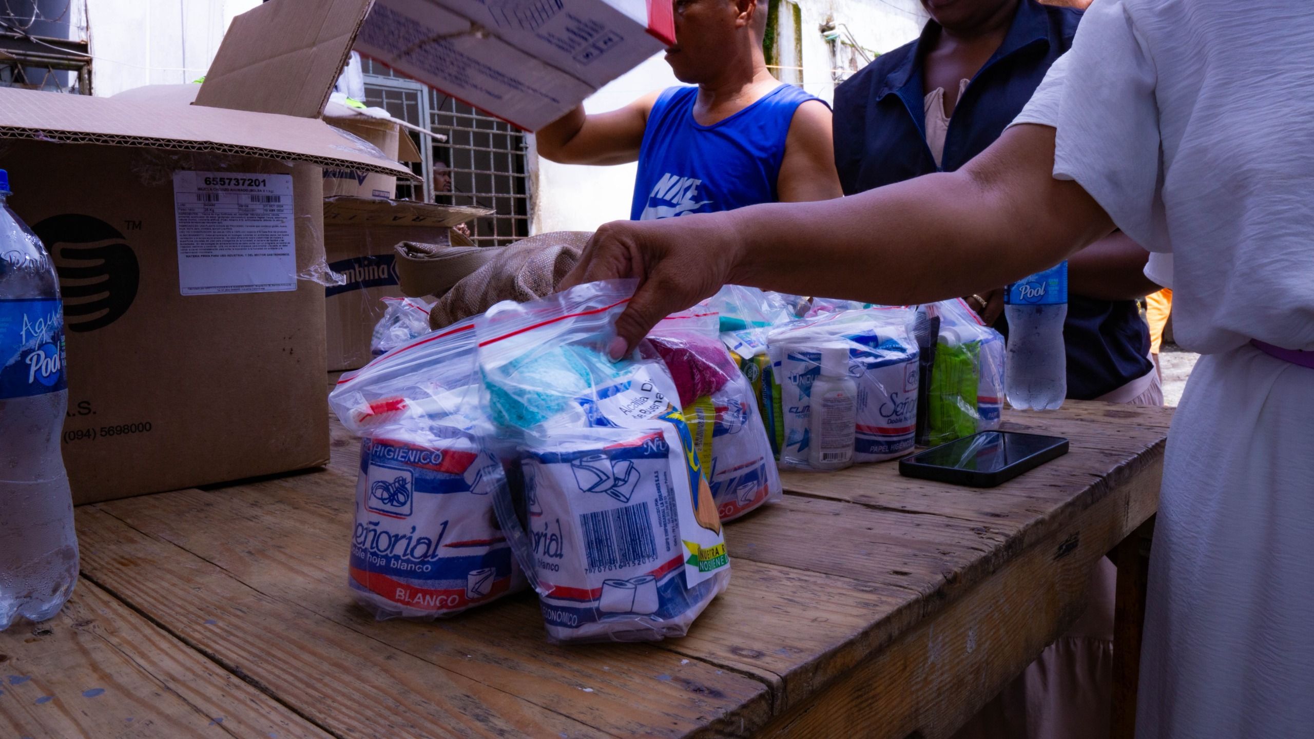 Alcald&iacute;a Distrital, Personer&iacute;a y Polic&iacute;a&nbsp; entregan kits de aseo a las personas privadas de la libertad en el Centro de Detenci&oacute;n Transitoria Marte