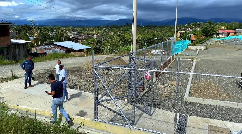 Autoridades supervisan obras de recuperación de escenarios deportivos en Buenaventura