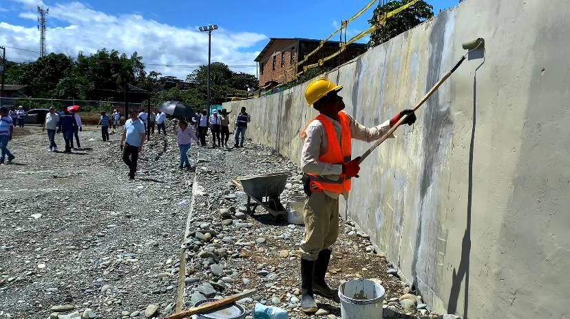 Autoridades supervisan obras de recuperación de escenarios deportivos en Buenaventura