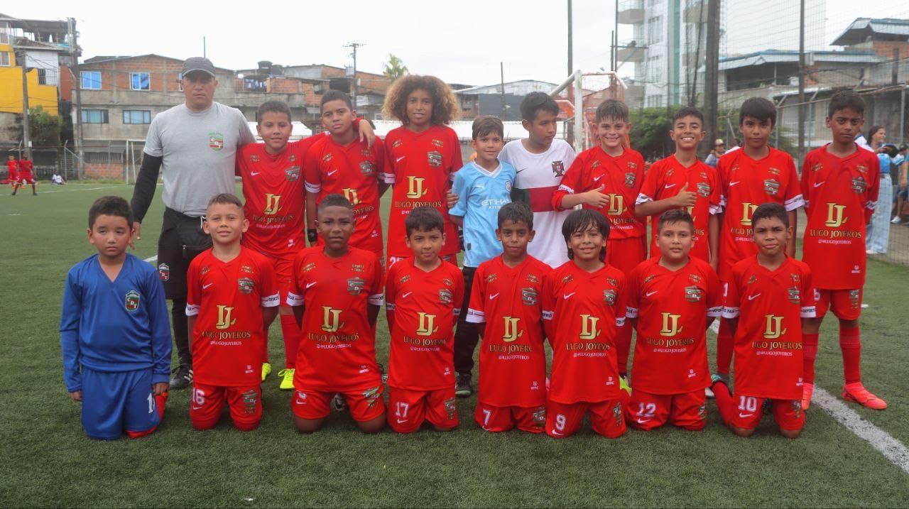 Niños de Buenaventura y Tuluá compartieron en el Festival Base de Fútbol en la cancha del barrio Montechino