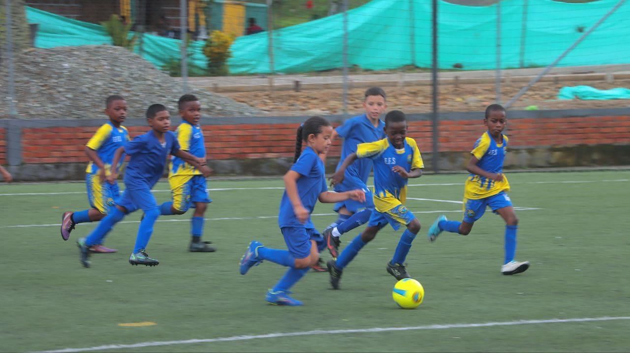 Niños de Buenaventura y Tuluá compartieron en el Festival Base de Fútbol en la cancha del barrio Montechino