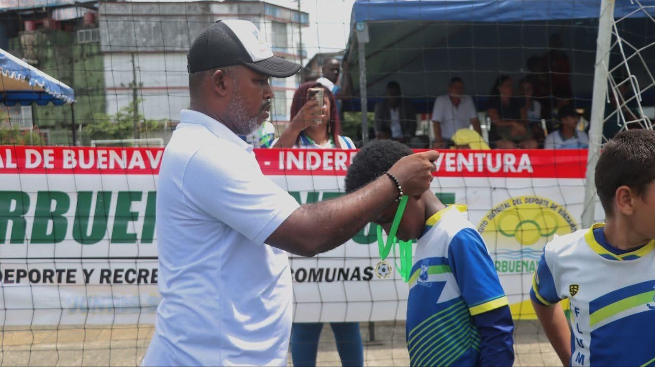 Niños de Buenaventura y Tuluá compartieron en el Festival Base de Fútbol en la cancha del barrio Montechino