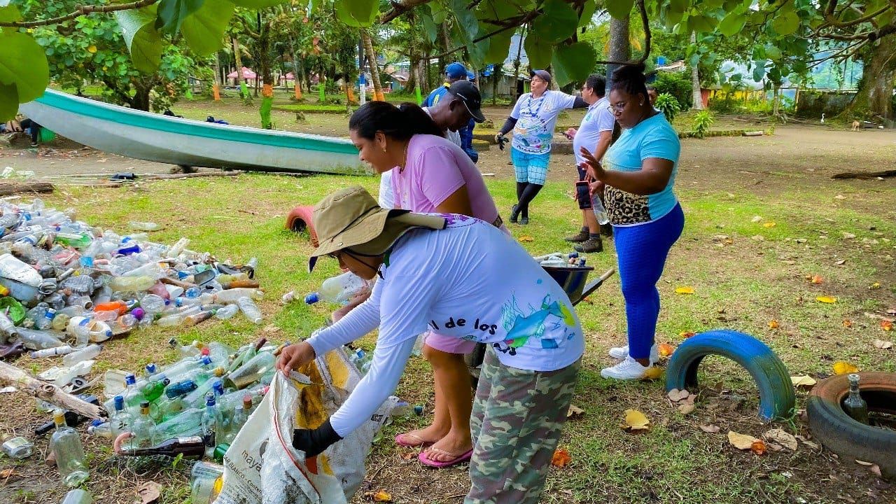Scouts del Valle y otras entidades realizaron limpieza a playa de Bazán Bocana