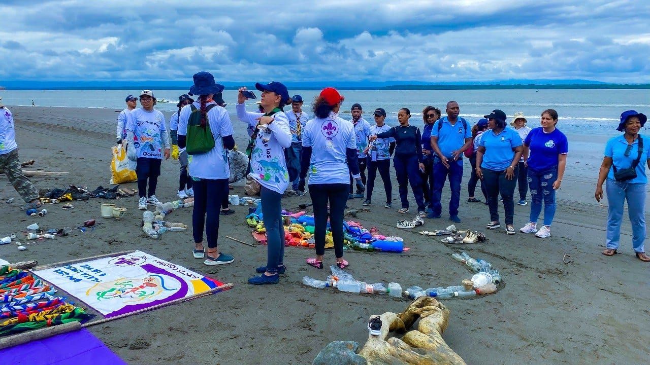 Scouts del Valle y otras entidades realizaron limpieza a playa de Bazán Bocana