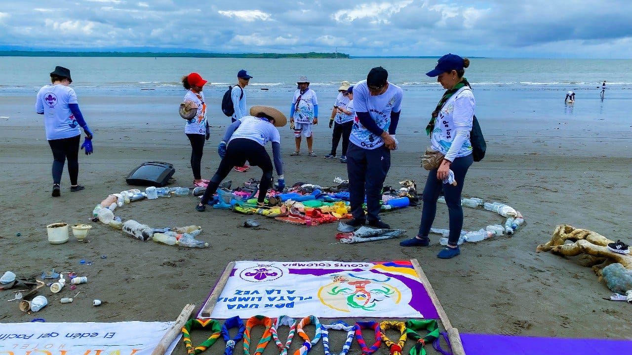 Scouts del Valle y otras entidades realizaron limpieza a playa de Bazán Bocana