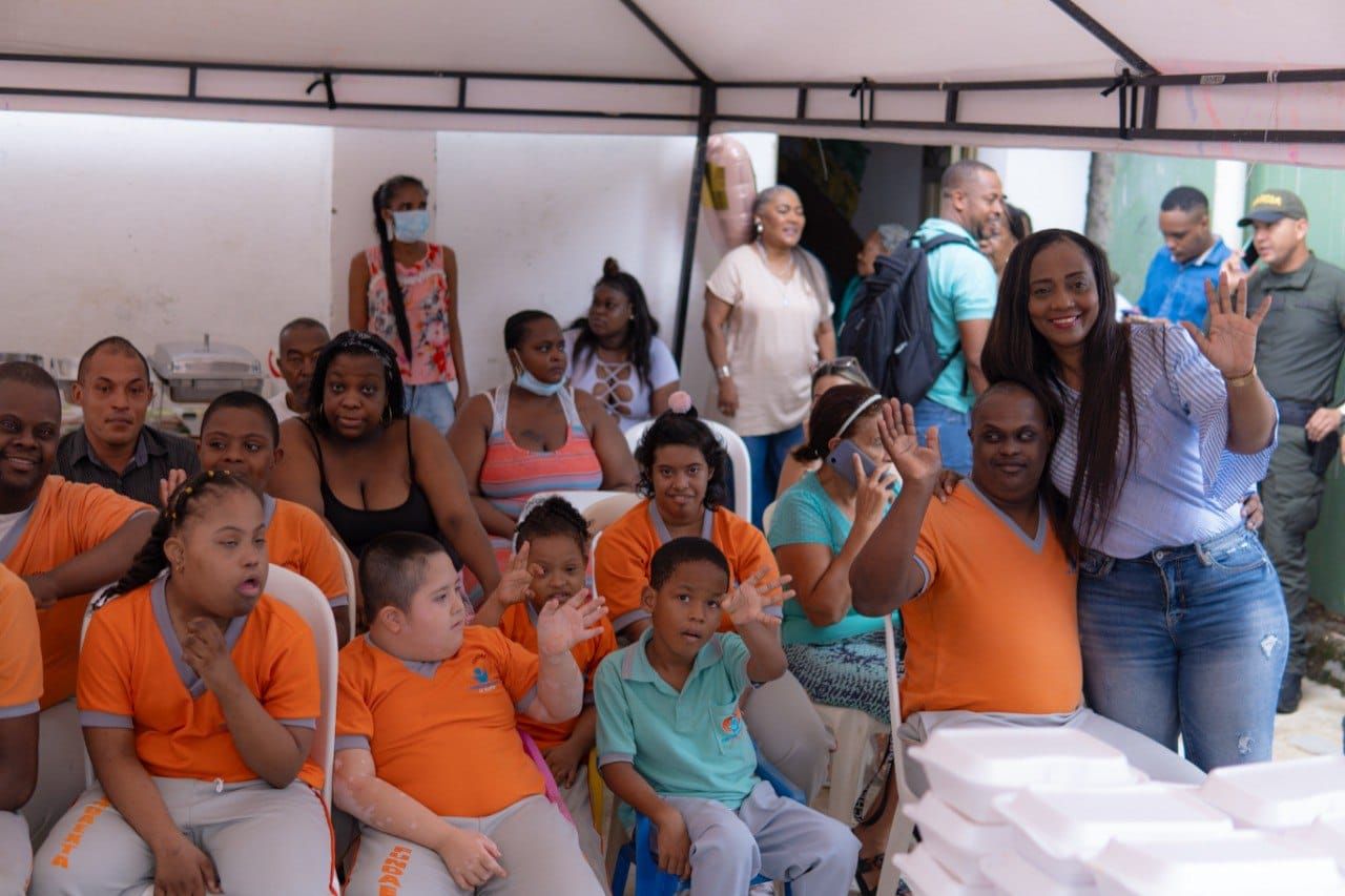 Al ritmo de la música y alegría Gobernadora del Valle y Gestoras Sociales visitaron Comedor Comunitario en el barrio El Dorado