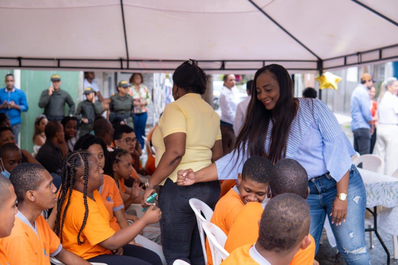 Al ritmo de la música y alegría Gobernadora del Valle y Gestoras Sociales visitaron Comedor Comunitario en el barrio El Dorado