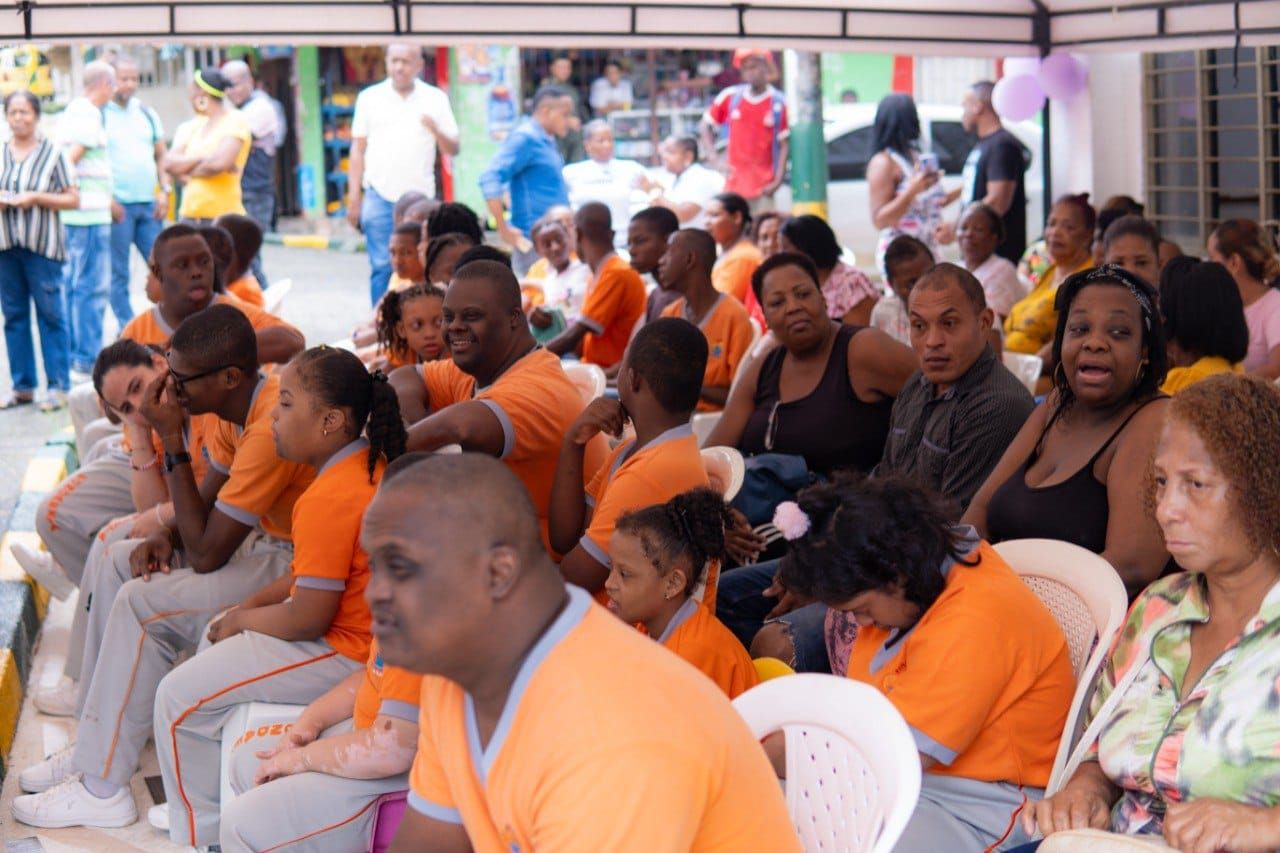 Al ritmo de la música y alegría Gobernadora del Valle y Gestoras Sociales visitaron Comedor Comunitario en el barrio El Dorado