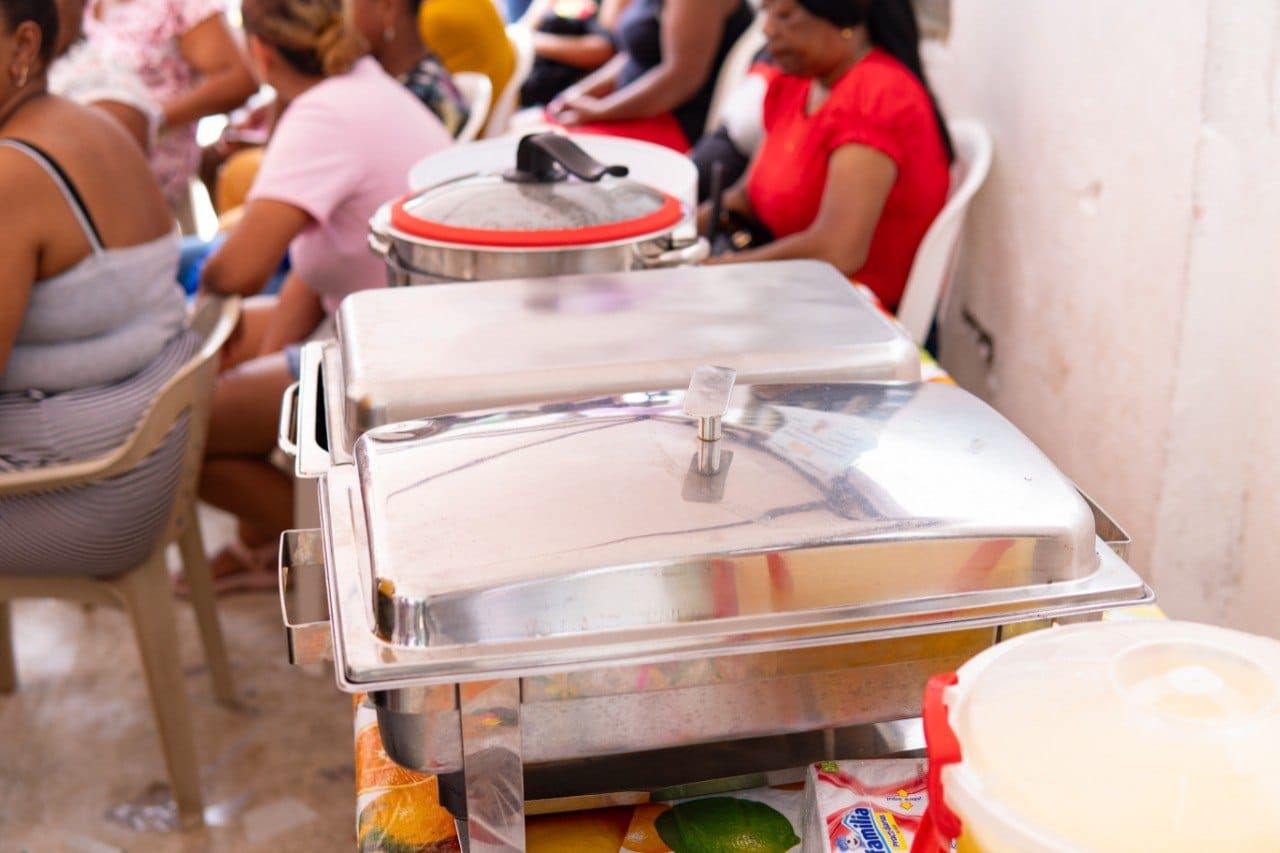 Al ritmo de la música y alegría Gobernadora del Valle y Gestoras Sociales visitaron Comedor Comunitario en el barrio El Dorado