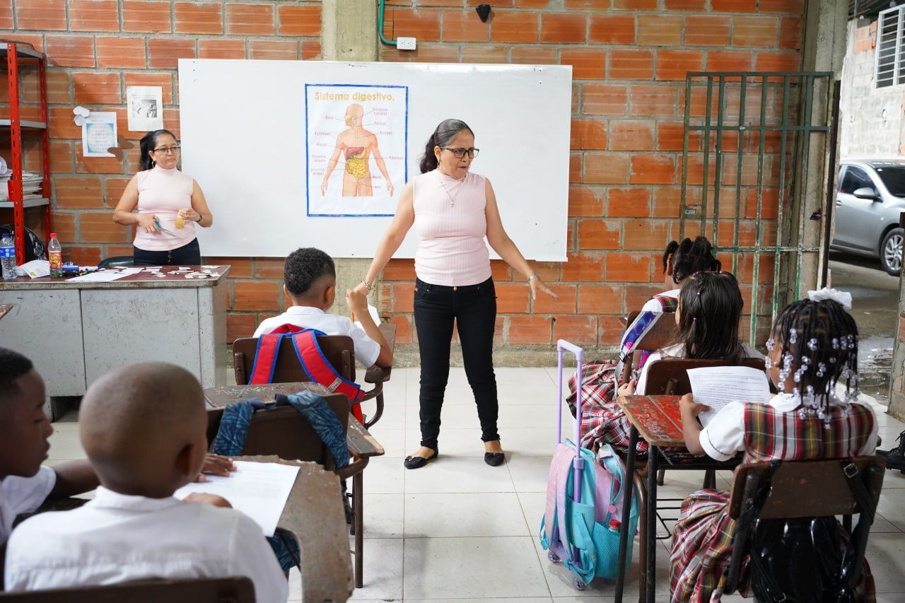 Docentes de Finlandia y Canadá hicieron intercambio pedagógico con maestros del colegio Las Américas