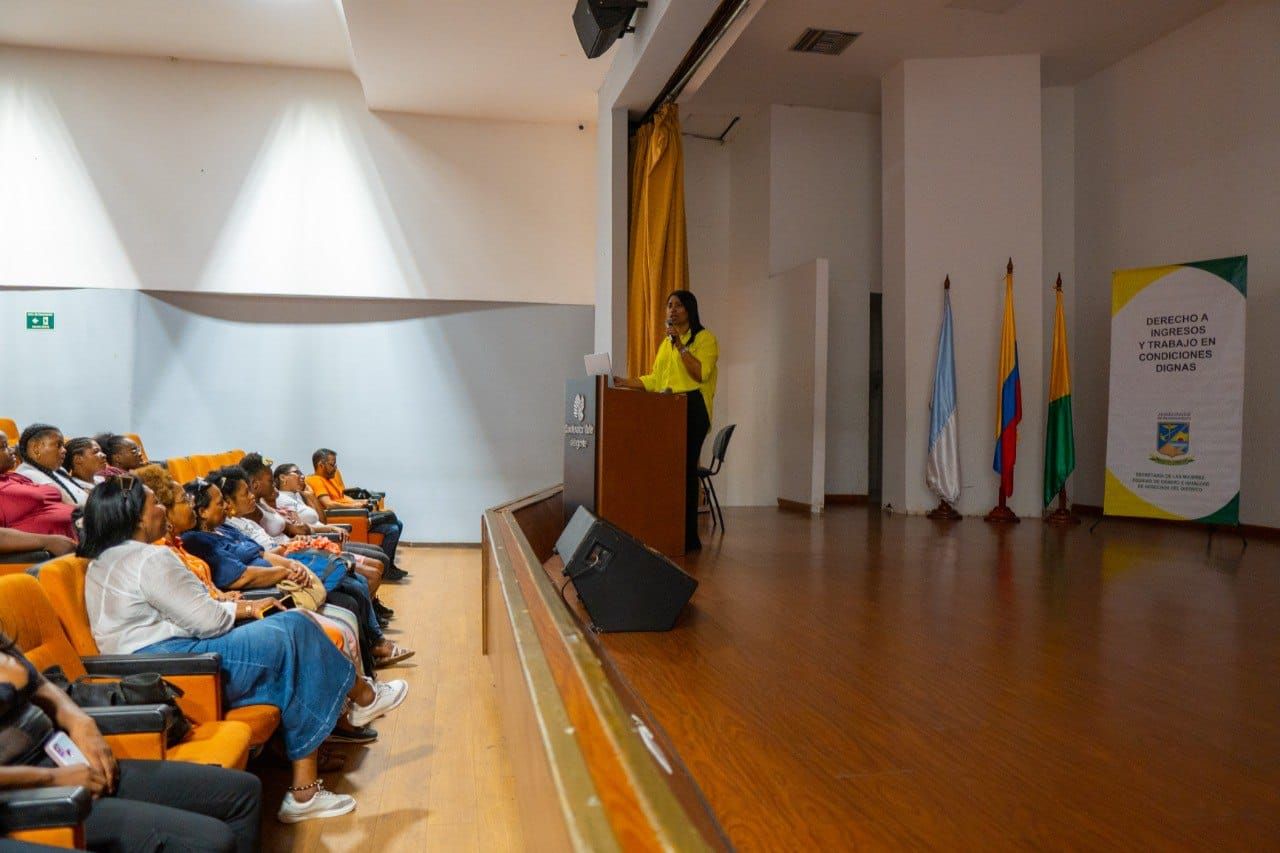 Secretaría de las Mujeres, Equidad de Género e Igualdad de Derechos y el Centro Náutico Pesquero Sena capacitan a mujeres emprendedoras de Buenaventura