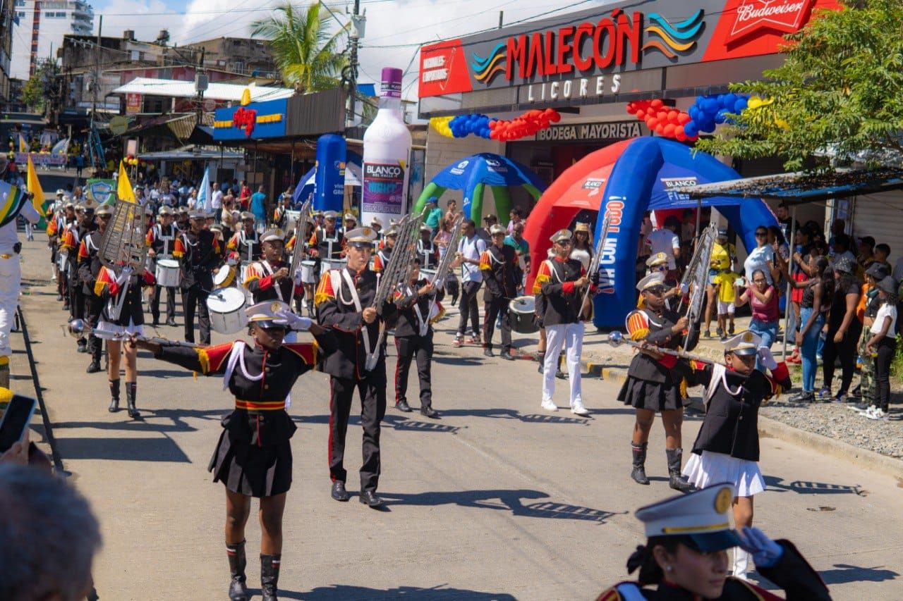 Comunidad participó masivamente del Desfile del 20 de Julio convocado por la Alcaldía Distrital