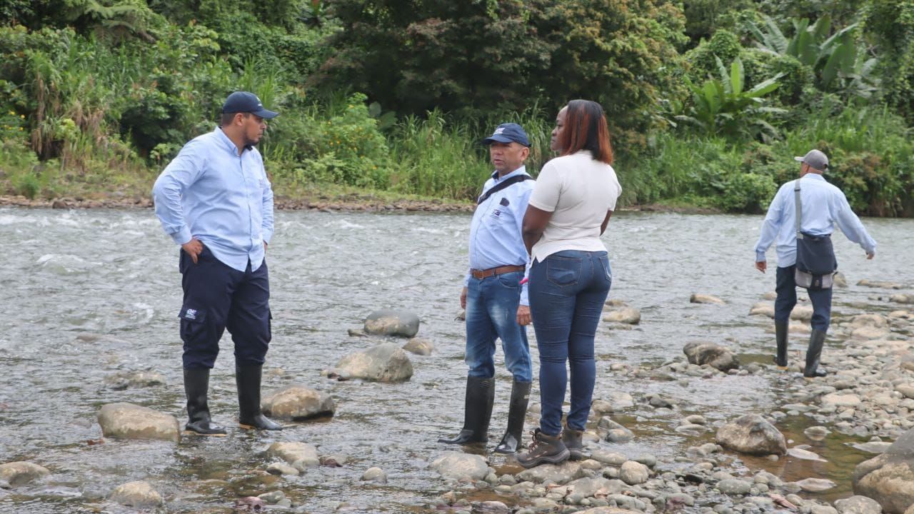 Alcaldía y CVC revisan condiciones para el desarrollo de actividad minera de subsistencia en el Alto y Medio Dagua