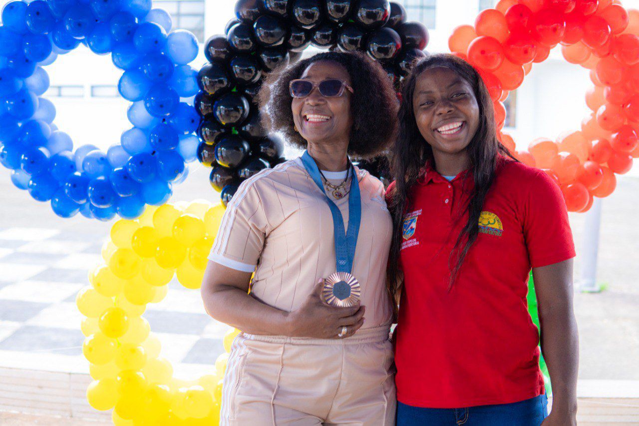 Buenaventura recibió con honores a Tatiana Rentería, medallista olímpica en los Juegos de París 2024