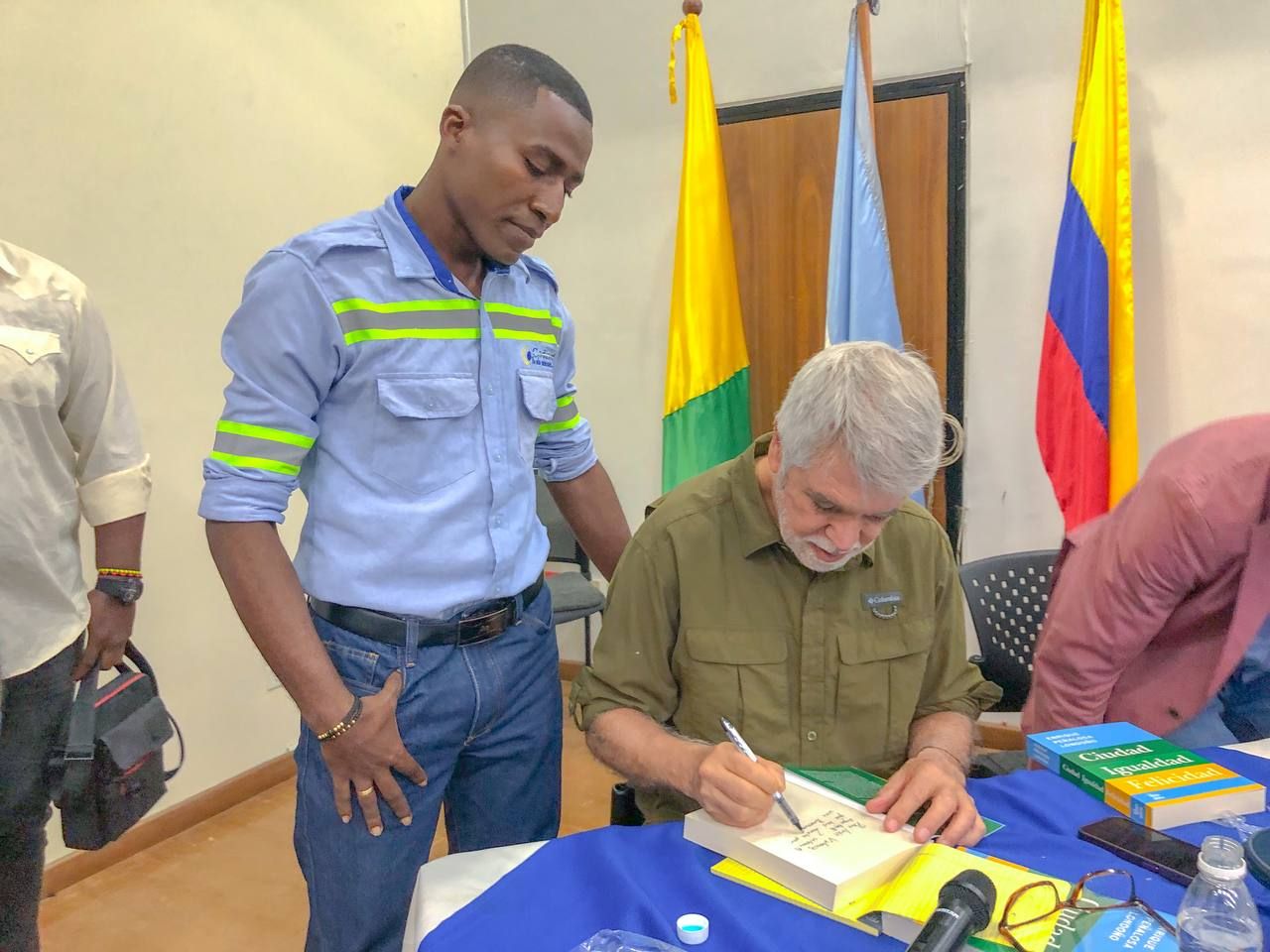 Enrique Peñalosa cerró su visita a Buenaventura con un foro abierto sobre urbanismo con estudiantes de Arquitectura de la Universidad del Pacífico