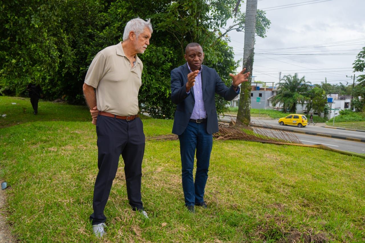 Sobre el terreno, Enrique Peñalosa propone ideas clave para la renovación urbana de Buenaventura