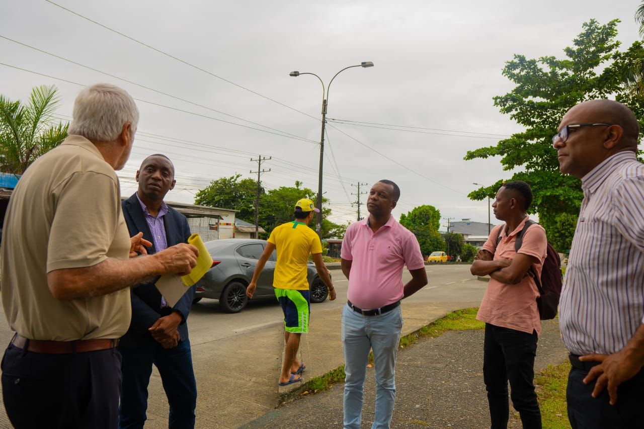 Sobre el terreno, Enrique Peñalosa propone ideas clave para la renovación urbana de Buenaventura