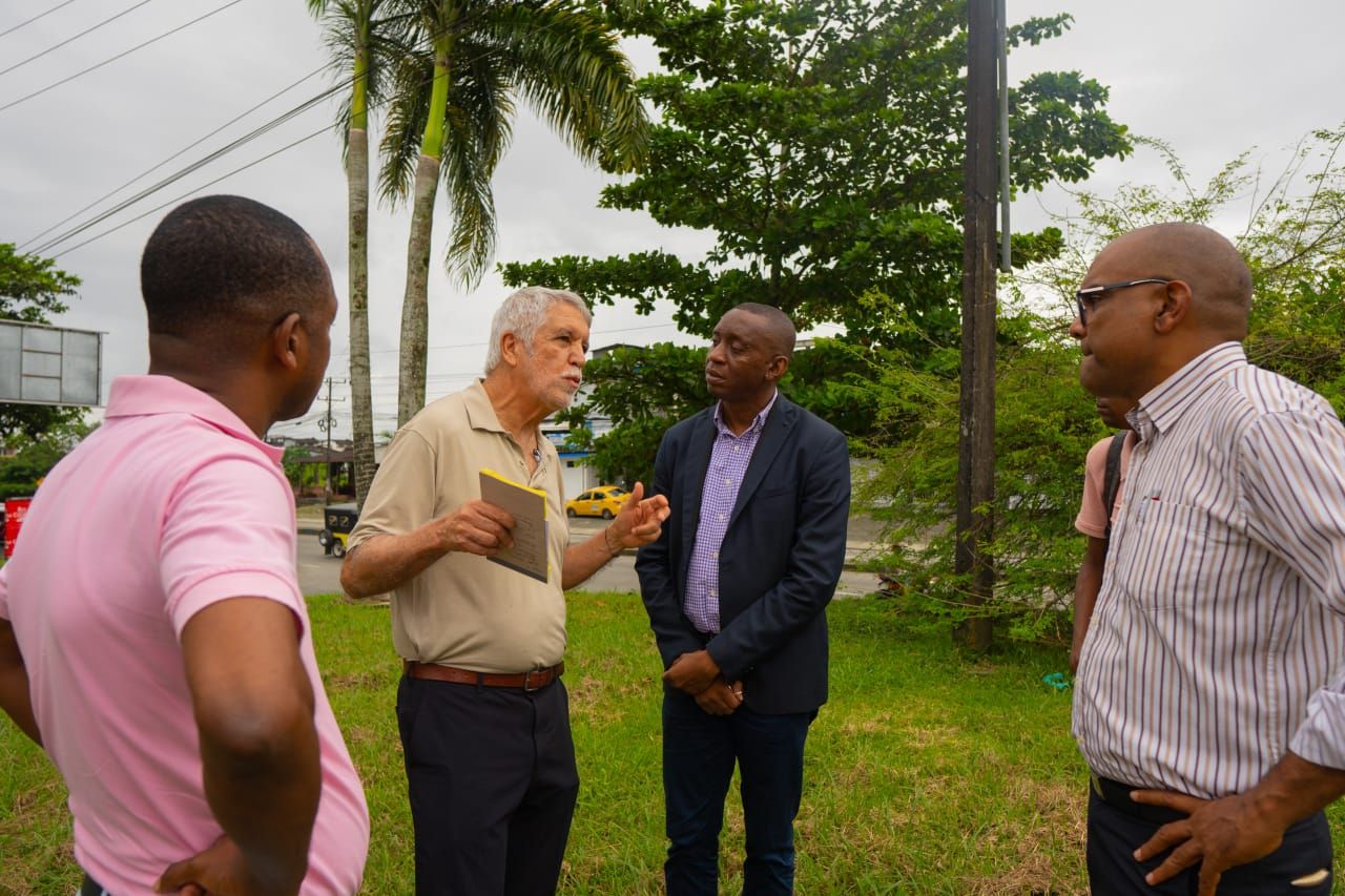 Sobre el terreno, Enrique Peñalosa propone ideas clave para la renovación urbana de Buenaventura