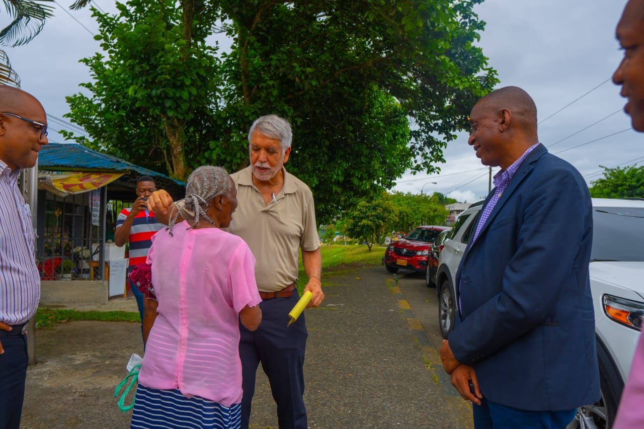 Sobre el terreno, Enrique Peñalosa propone ideas clave para la renovación urbana de Buenaventura