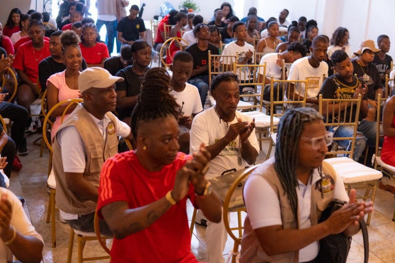 Alcaldesa y jóvenes celebran el lanzamiento del programa  Arte y Cultura para la Paz  Mi Gente