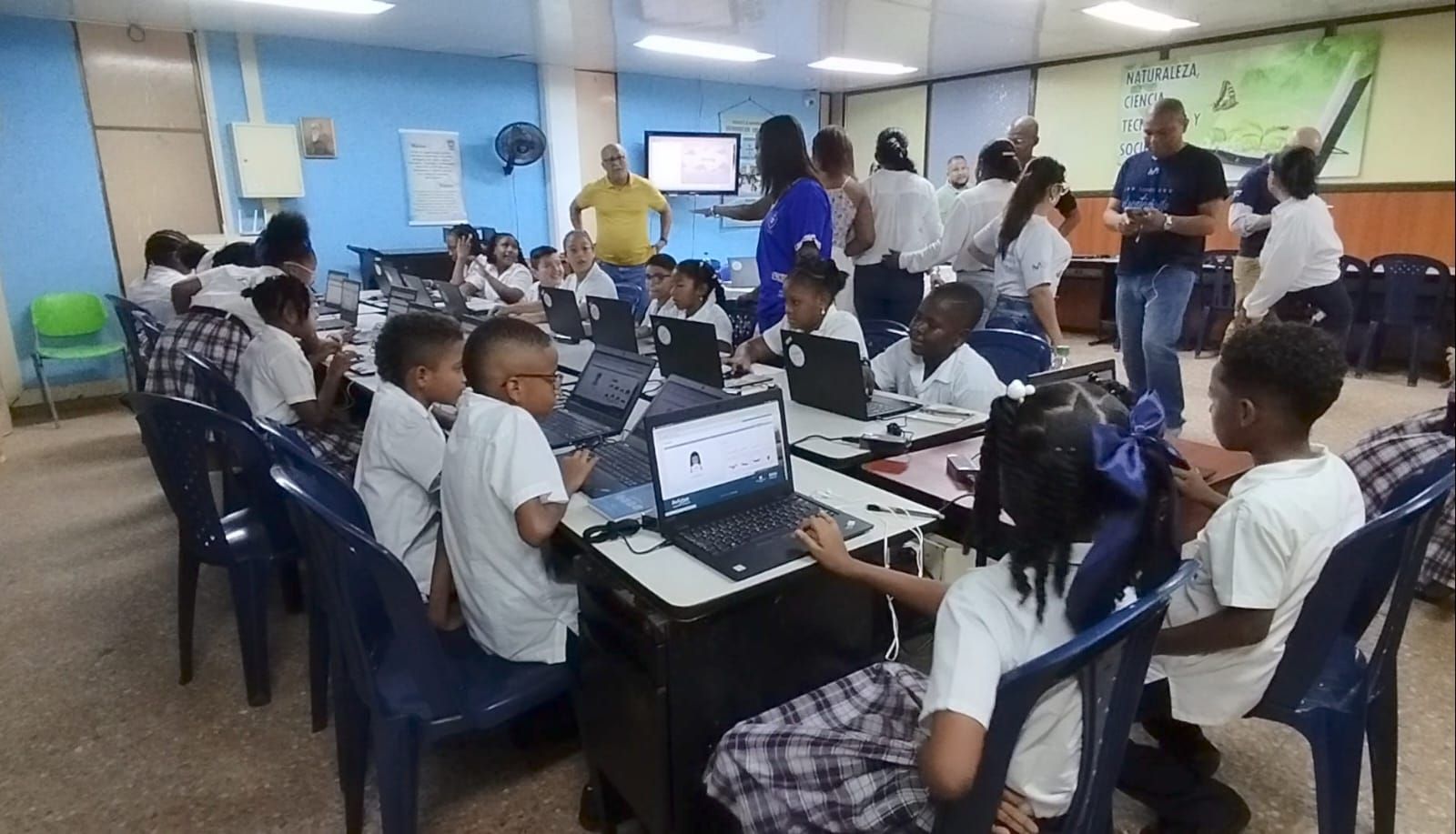 Fundación Movistar entregó 23 equipos de cómputo a la Normal Juan Ladrilleros
