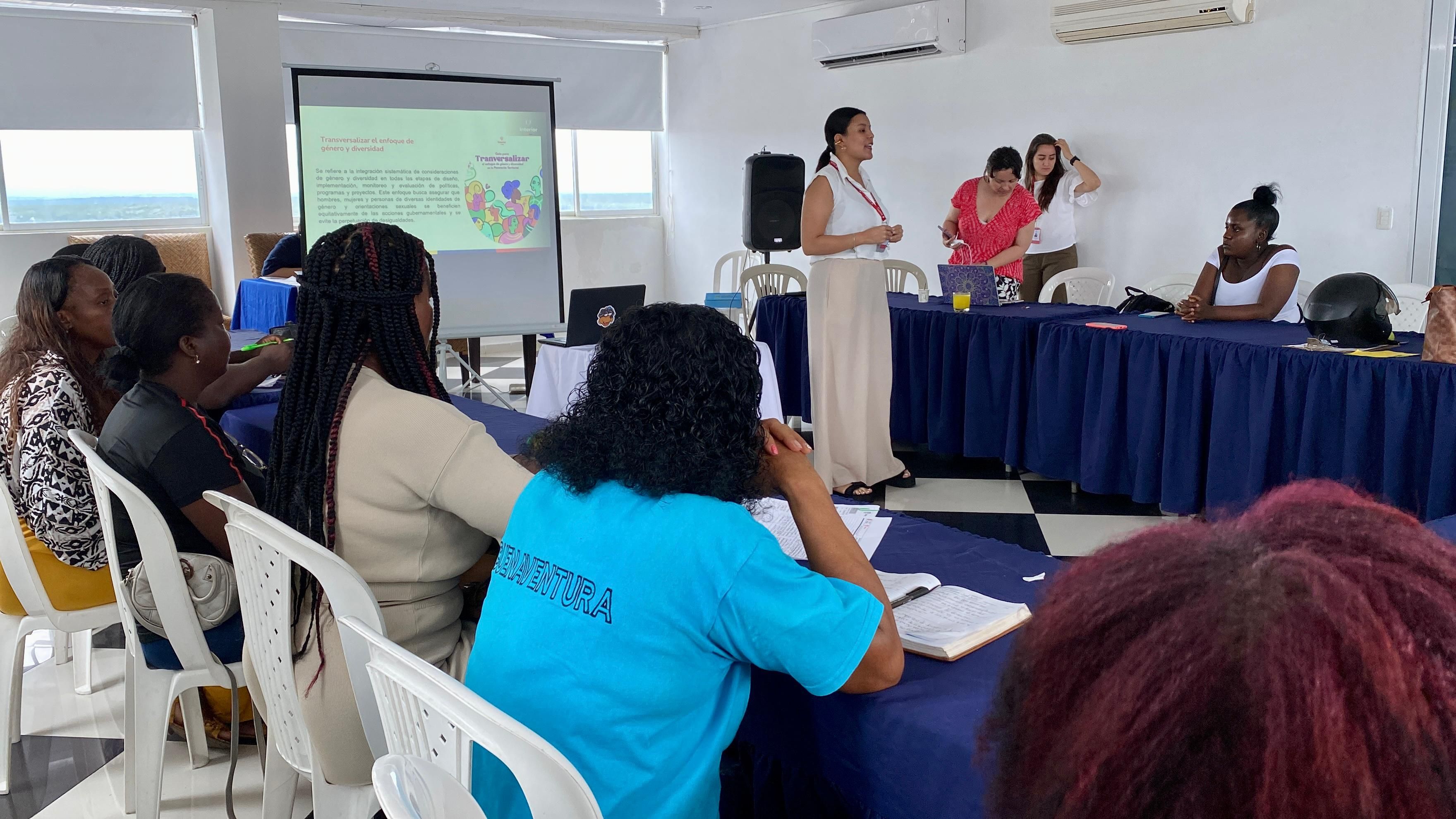 Ministerio del Interior y Secretaría de las Mujeres dictan taller enfocado en el liderazgo comunitario