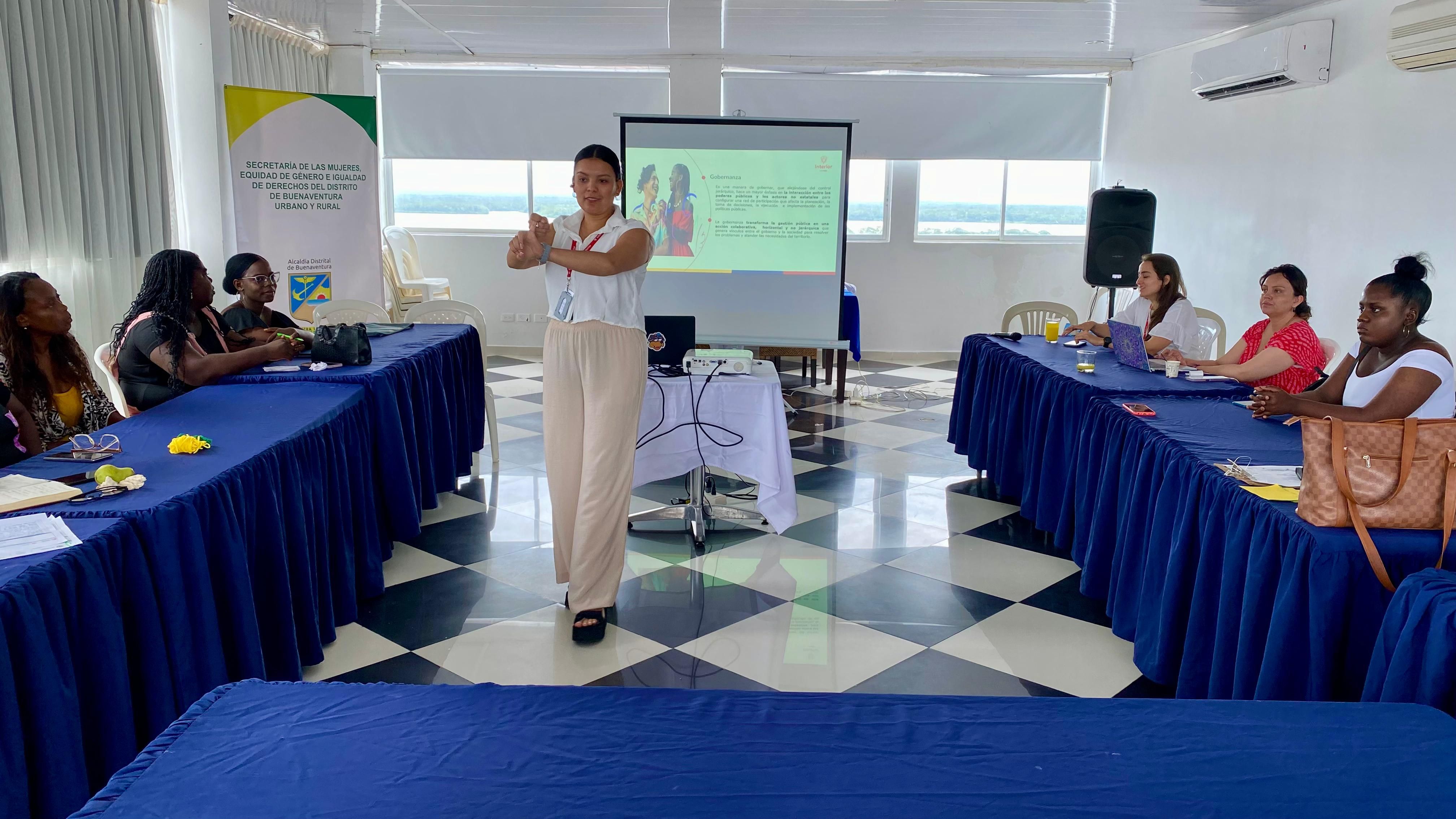 Ministerio del Interior y Secretaría de las Mujeres dictan taller enfocado en el liderazgo comunitario