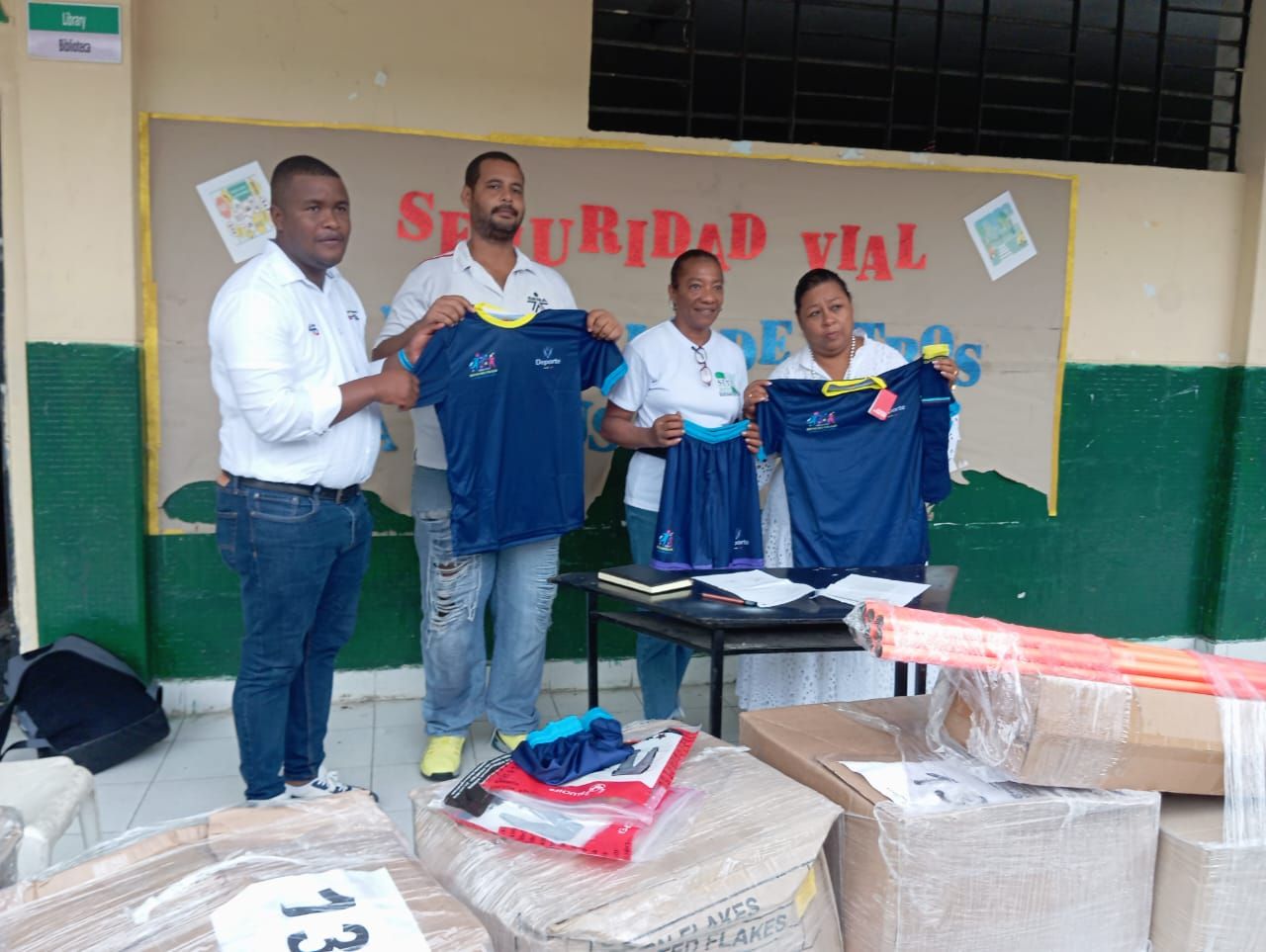 Cuatro planteles educativos focalizados por los Ministerio de Educación y Deportes recibieron indumentaria deportiva