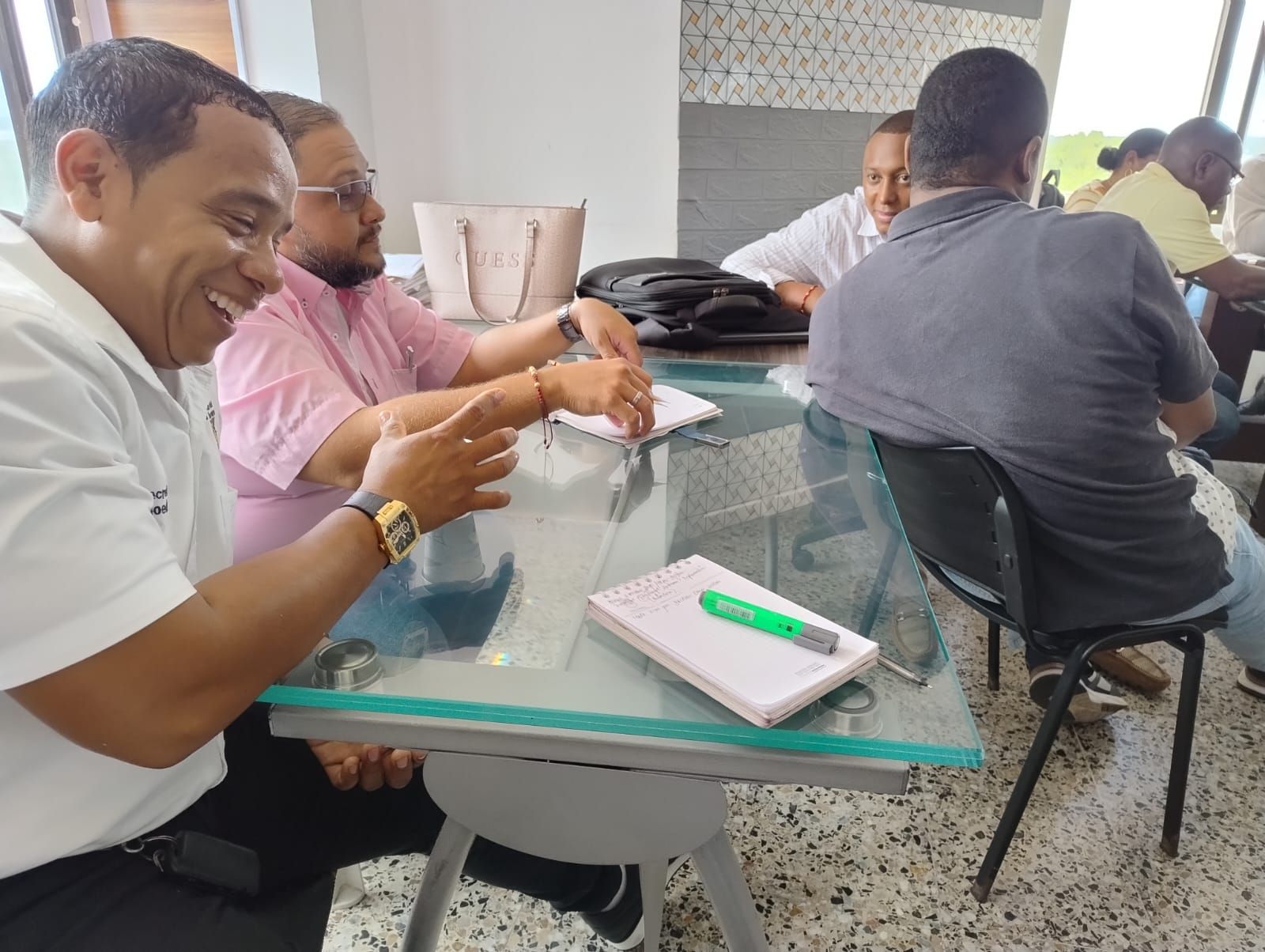 Funcionario del Ministerio de Educación brinda asistencia técnica a la Secretaría del Ramo