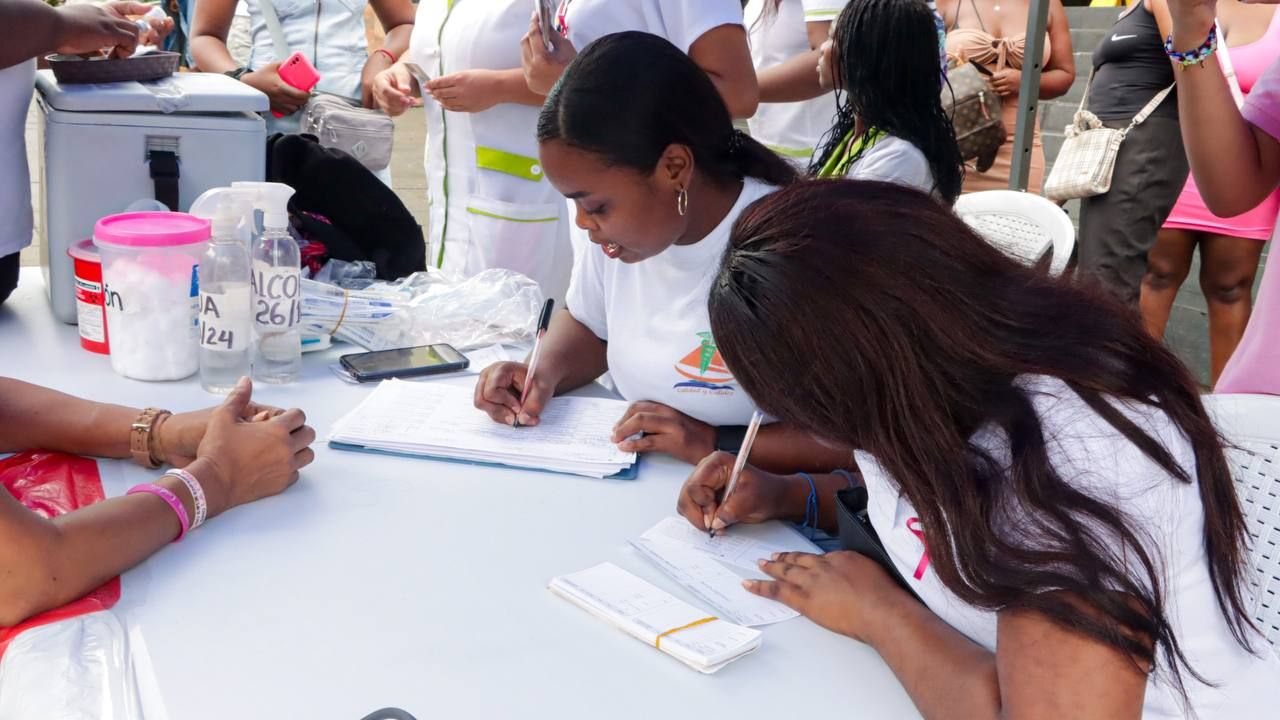 Niños y adultos fueron inmunizados en desarrollo de la Jornada Nacional de Vacunación en el Distrito
