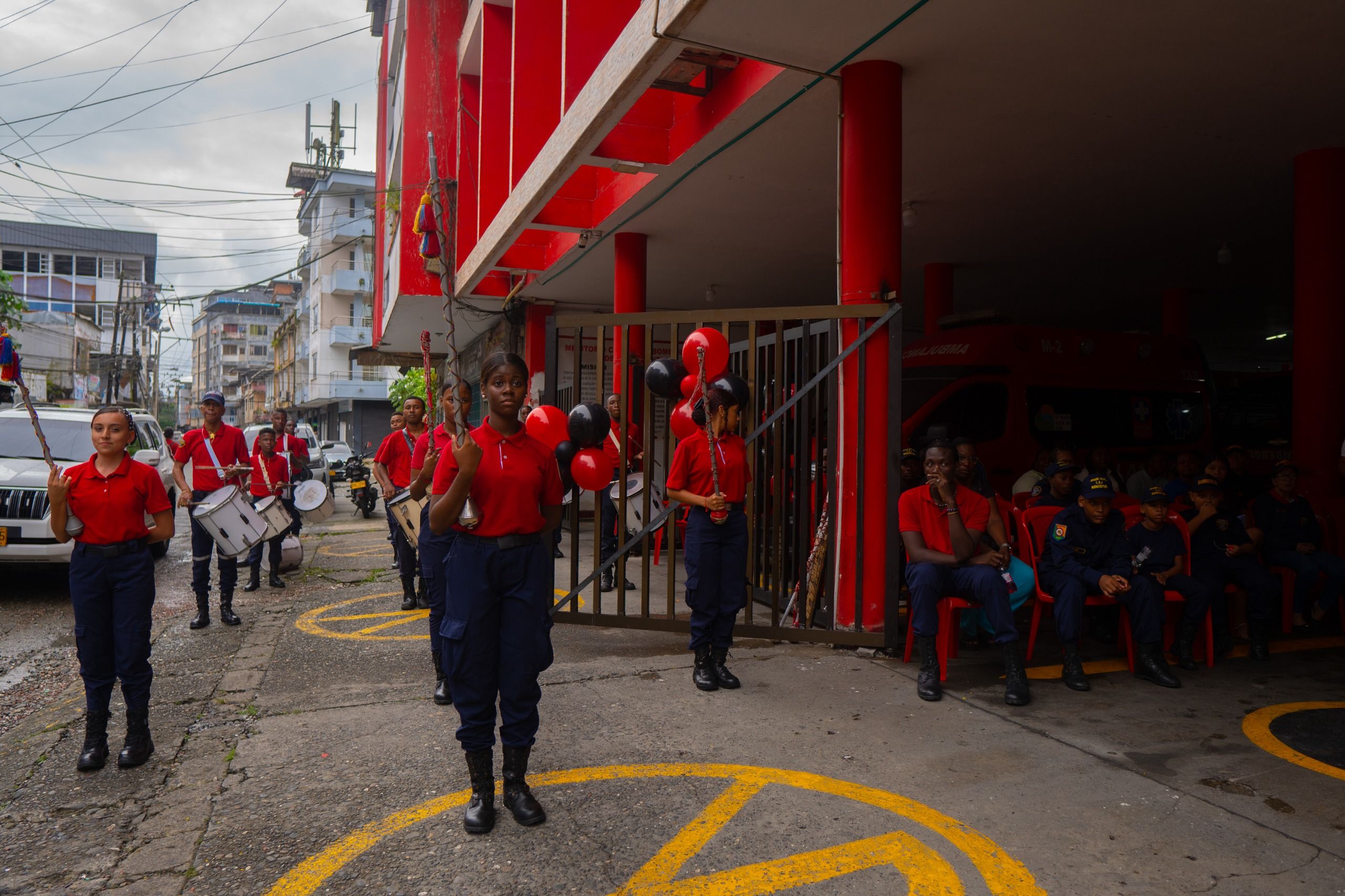 Alcaldía de Buenaventura refuerza capacidades del Cuerpo de Bomberos Voluntarios con nueva máquina de rescate y ambulancia recuperada