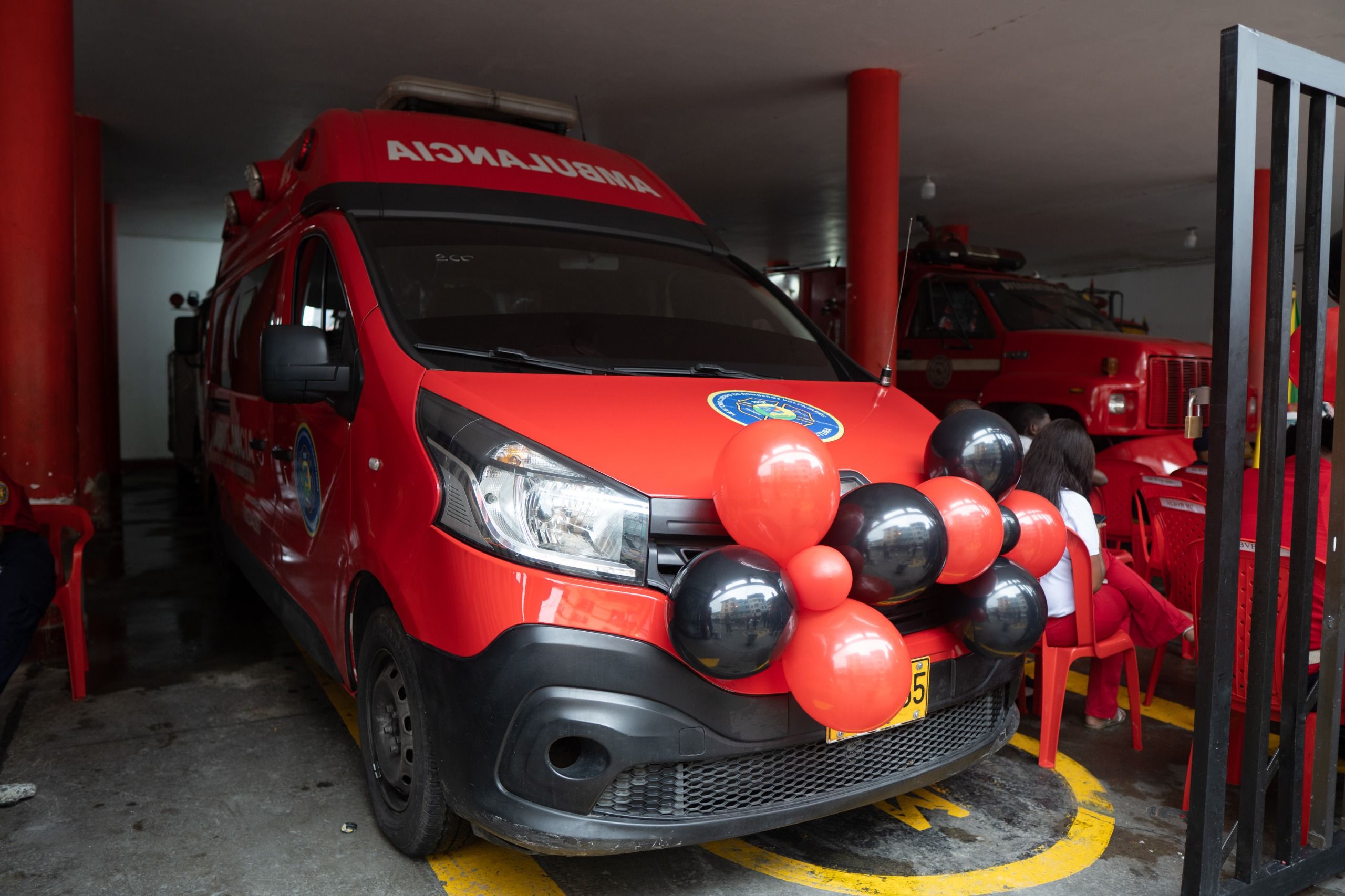 Alcaldía de Buenaventura refuerza capacidades del Cuerpo de Bomberos Voluntarios con nueva máquina de rescate y ambulancia recuperada