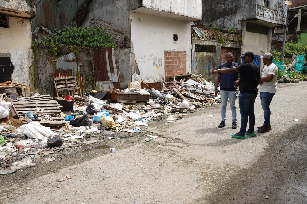 Alcaldía Distrital y Buenaventura Medio Ambiente trabajan para eliminar foco de basuras en el barrio Muro Yusti