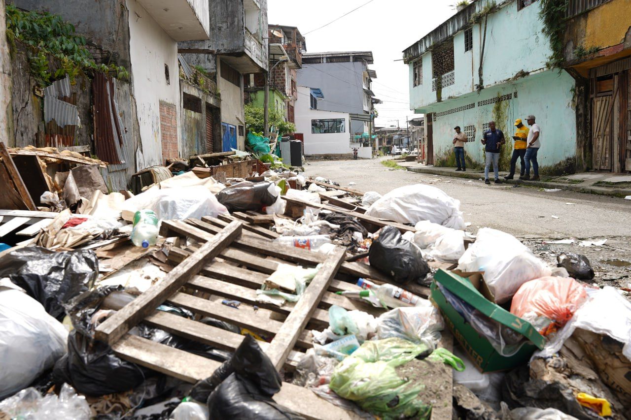 Alcaldía Distrital y Buenaventura Medio Ambiente trabajan para eliminar foco de basuras en el barrio Muro Yusti