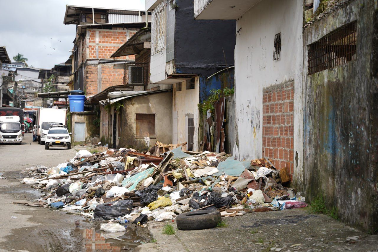 Alcaldía Distrital y Buenaventura Medio Ambiente trabajan para eliminar foco de basuras en el barrio Muro Yusti