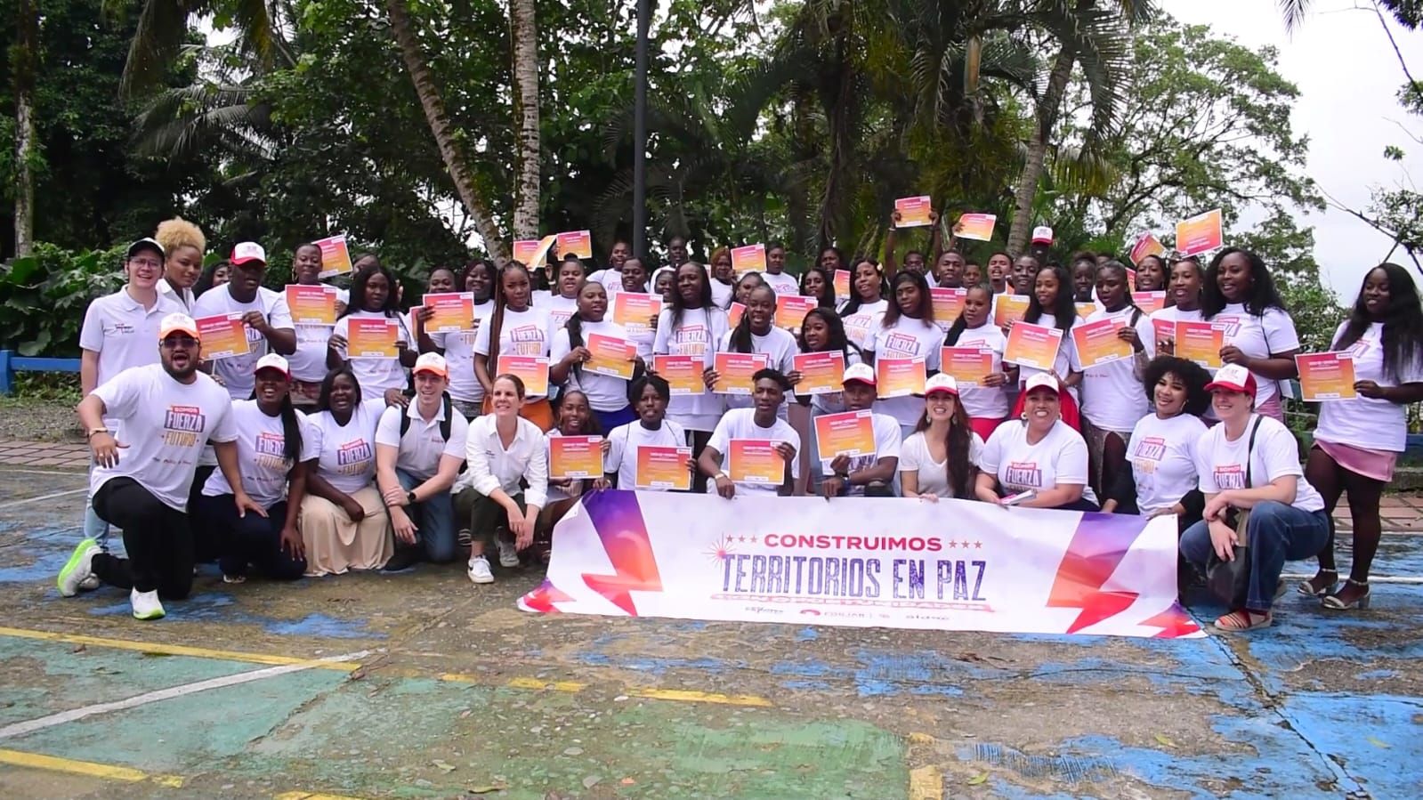 75 jóvenes de Buenaventura se gradúan como forjadores de oportunidades para un futuro de paz y prosperidad
