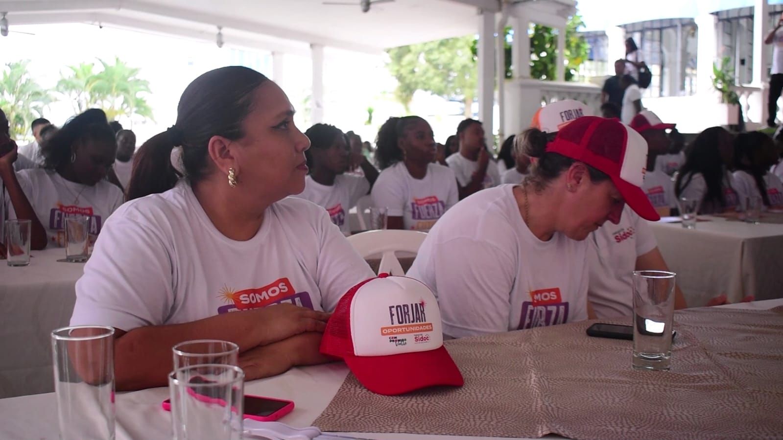 75 jóvenes de Buenaventura se gradúan como forjadores de oportunidades para un futuro de paz y prosperidad