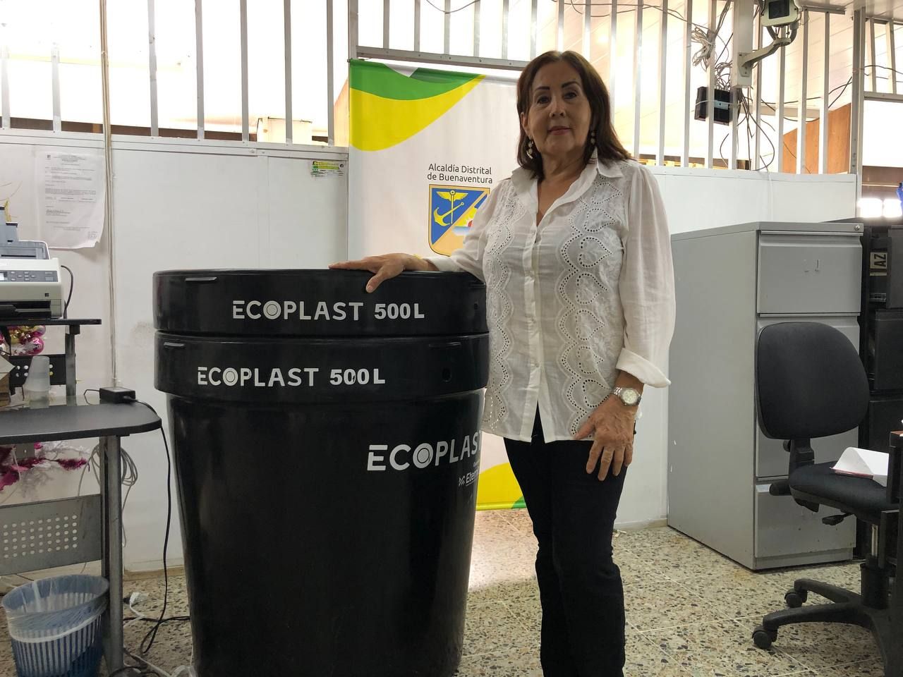 Alcaldía de Buenaventura apoya a la fundación Pasos de Amor con entrega de tanques de agua para animales
