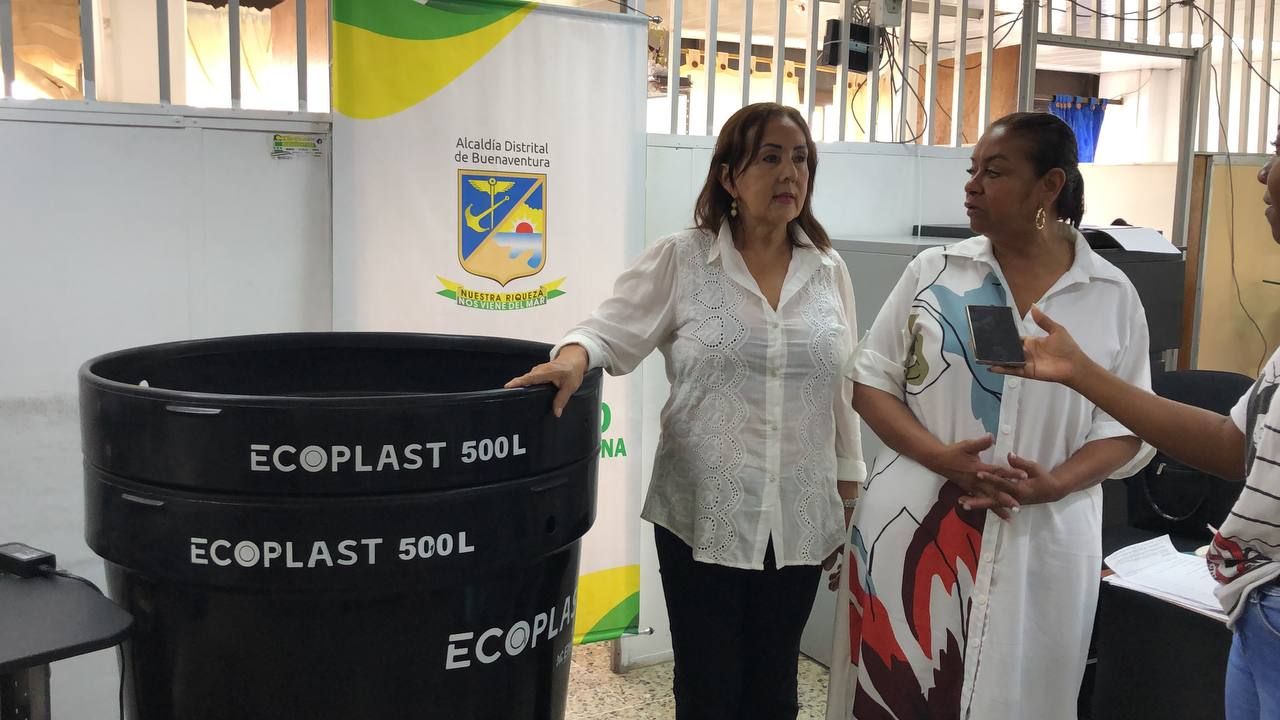Alcaldía de Buenaventura apoya a la fundación Pasos de Amor con entrega de tanques de agua para animales