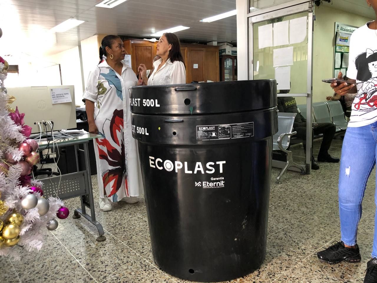 Alcaldía de Buenaventura apoya a la fundación Pasos de Amor con entrega de tanques de agua para animales
