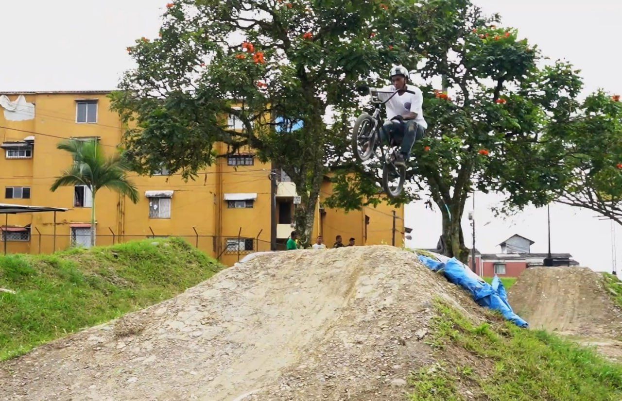 InderBuenaventura implementa nuevas tendencias deportivas en el Distrito, incentivando la práctica de BMX, Skateboard, Roller y más