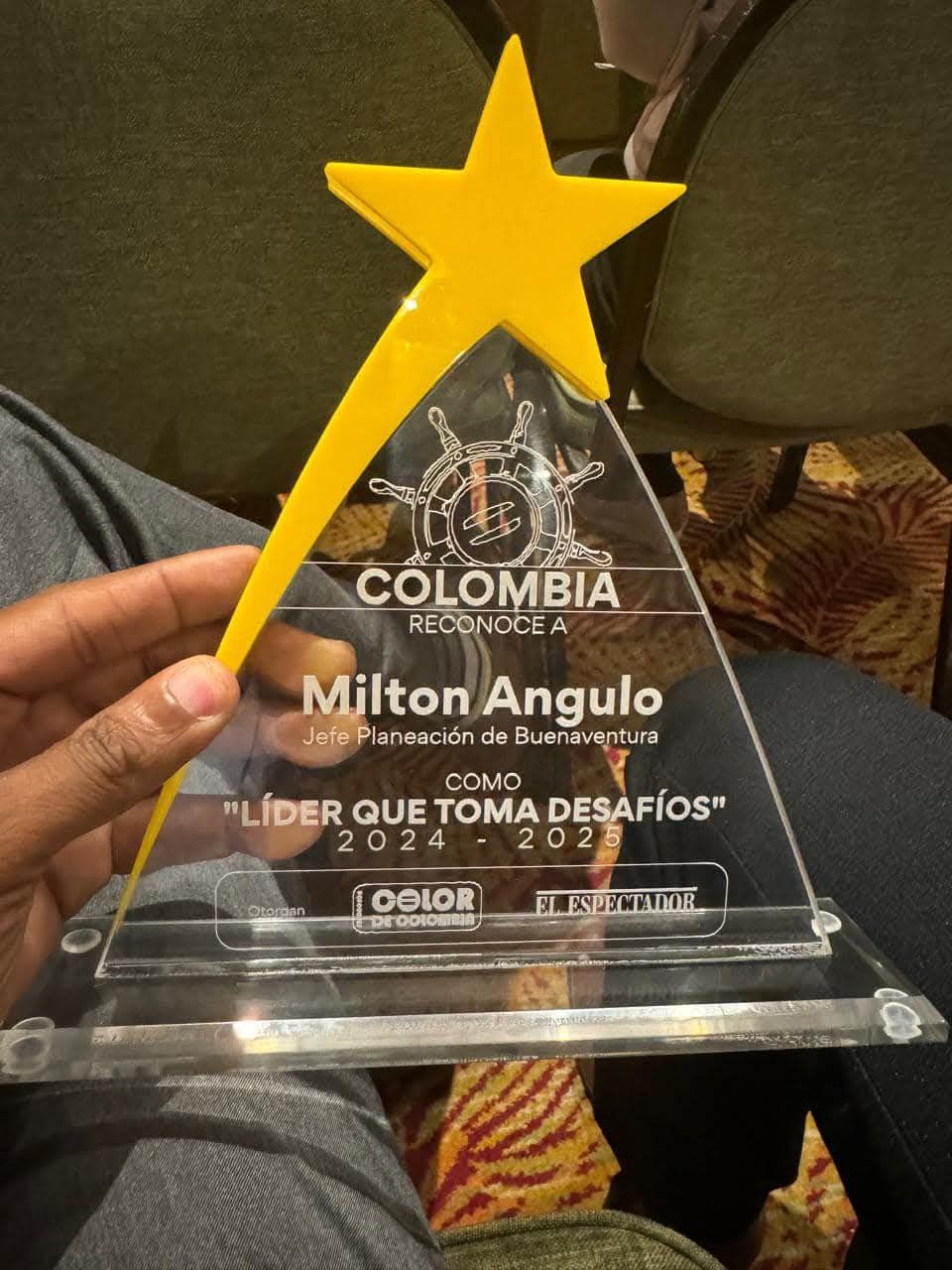 Milton Angulo Viveros, director de Planeación de Buenaventura, recibe prestigioso reconocimiento como Afrodescendiente del Año 2024