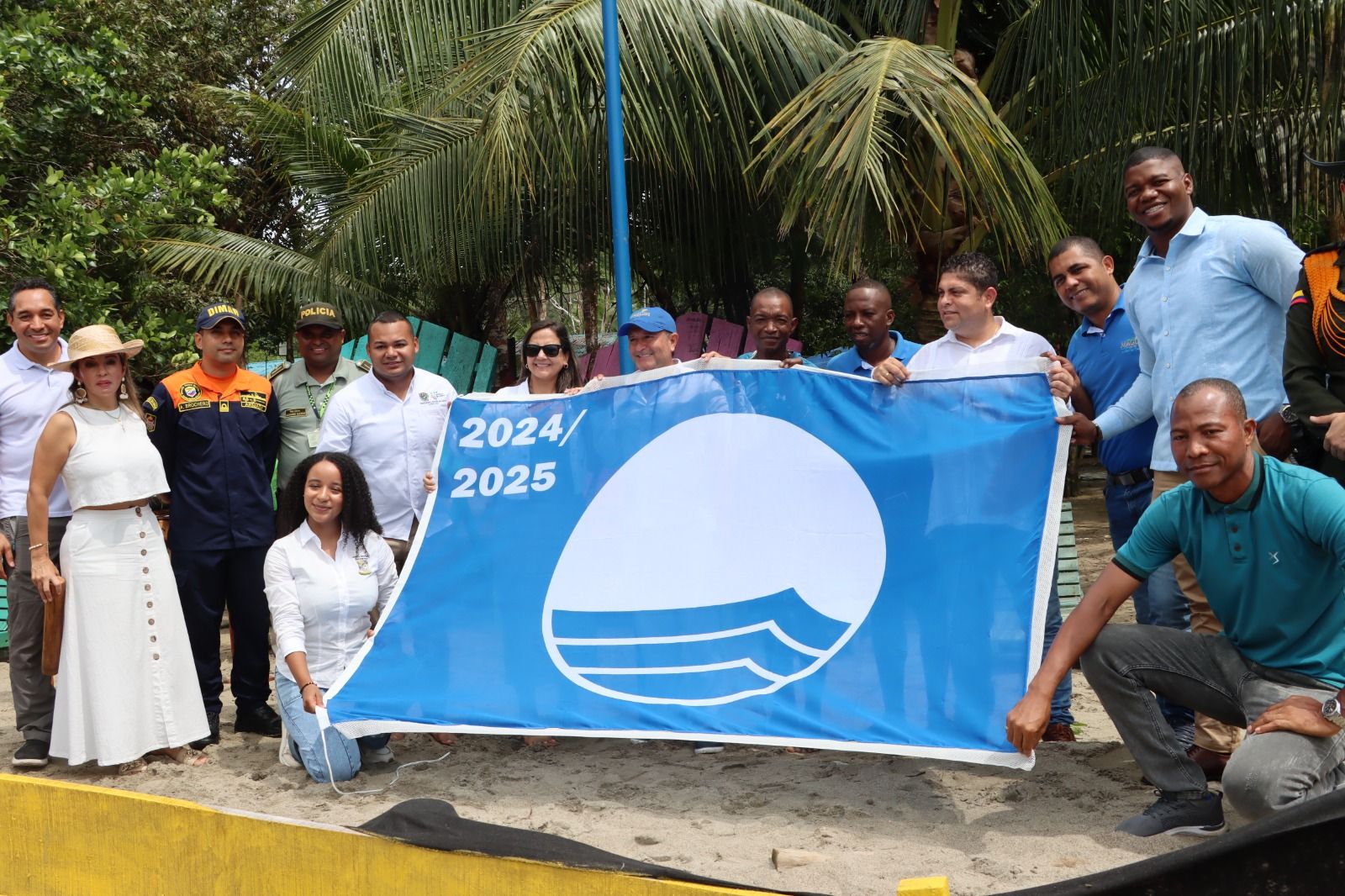 Alcaldía de Buenaventura celebra la tercera izada de la Bandera Azul en Playa Dorada, Maguipi